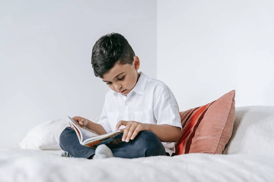 crianca autista lendo um livro