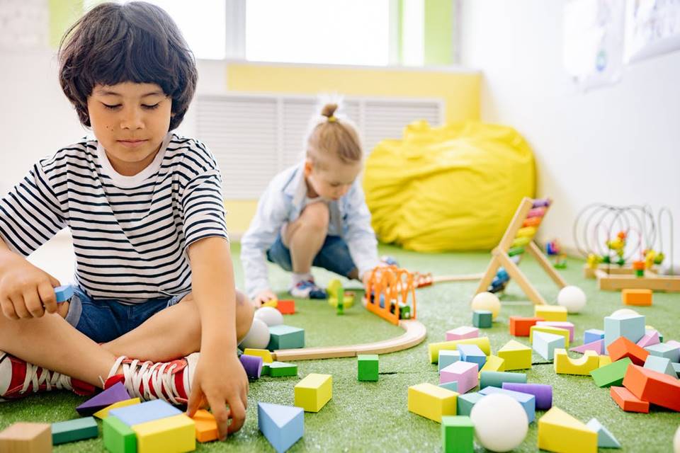 melhores brinquedos sensoriais para autismo